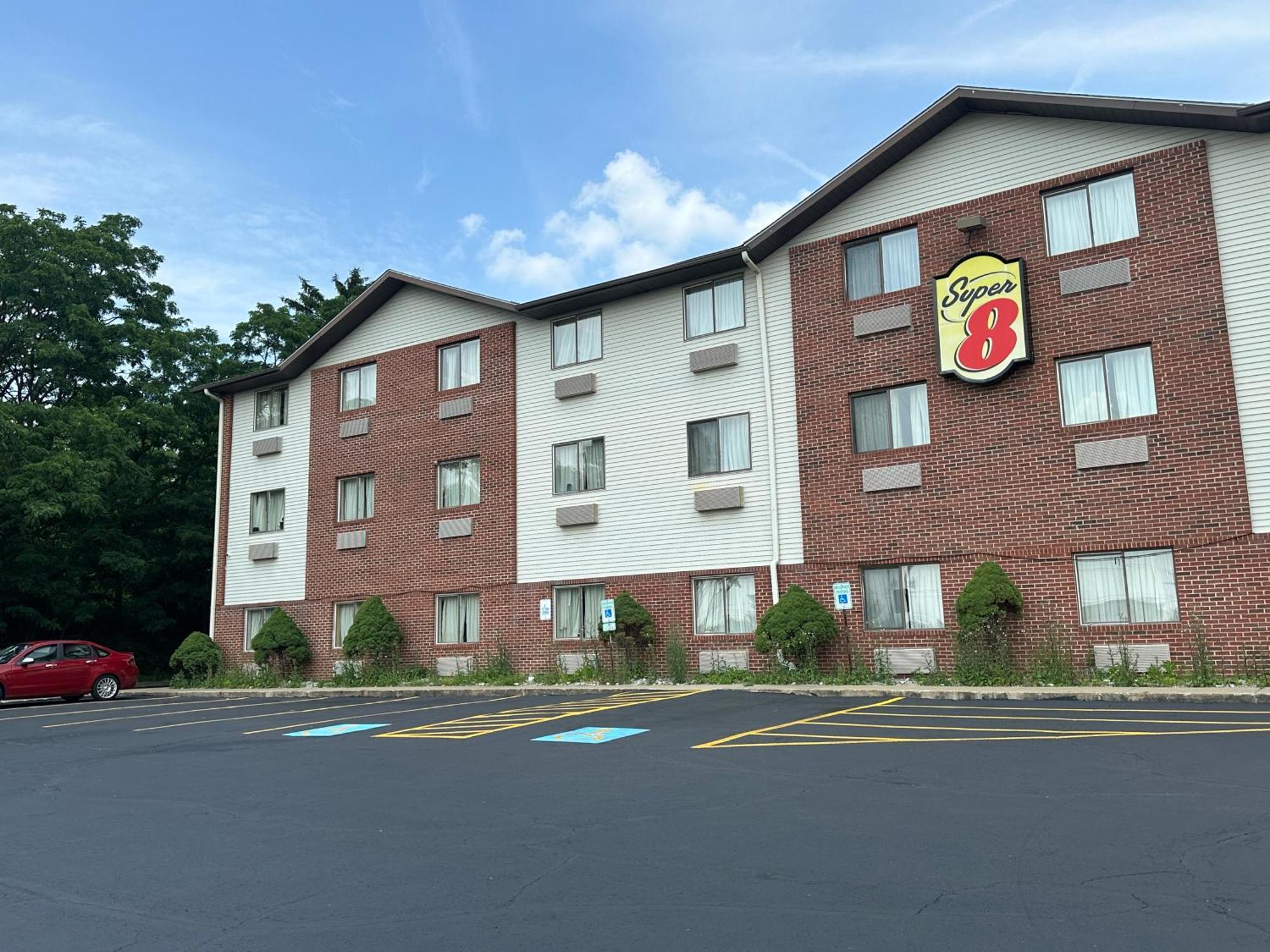 Super 8 By Wyndham Cleveland Hotel